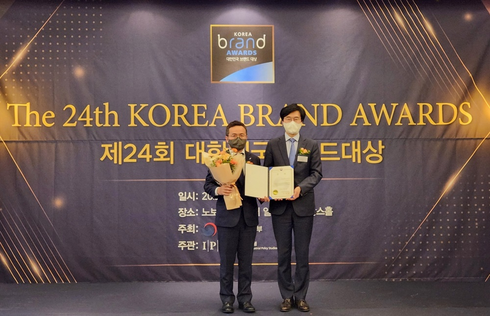 제24회 대한민국브랜드대상에서 BGF네트웍스 황환조 대표(사진 좌측)가 기념촬영을 하고 있다. [BGF리테일 제공]