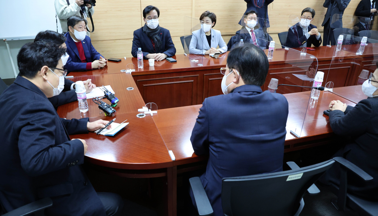 국민의힘 재선의원들이 15일 오후 국회 의원회관에서 전당대회 등 당내 문제를 논의하기 위해 모여 대화를 하고 있다. [연합]