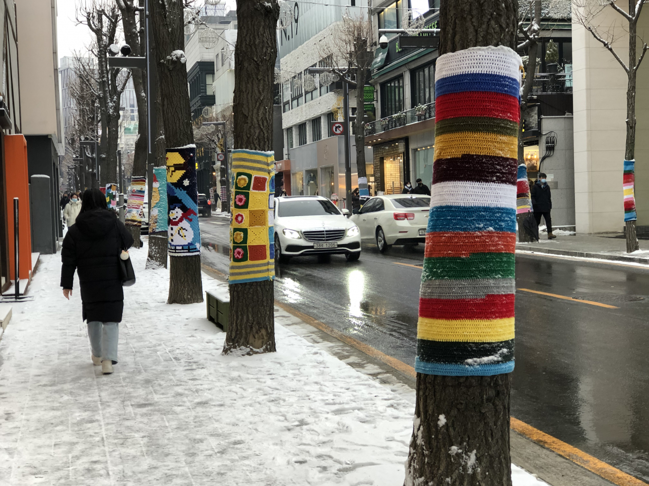16일 신사동 가로수길 나무가 뜨개옷을 입은 모습. [강남구 제공]