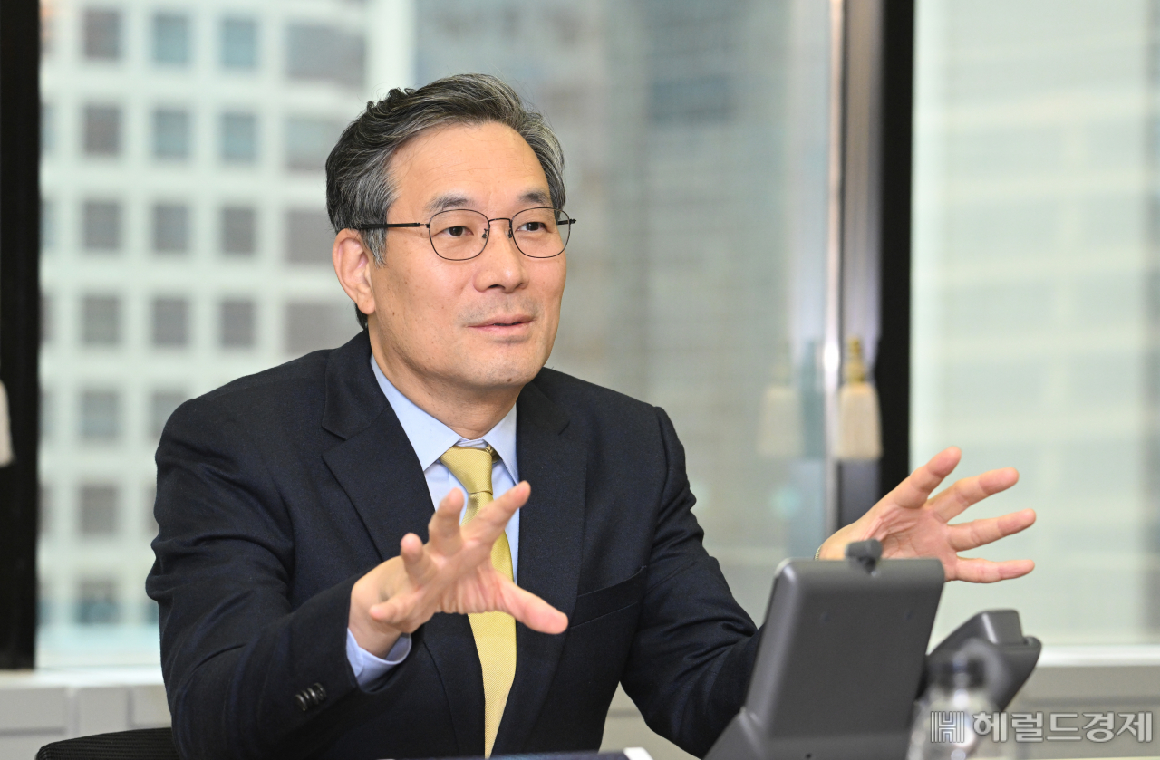 박종학 베어링자산운용 대표가 13일 서울 중구 을지로 베어링자산운용 사무실에서 헤럴드경제와 인터뷰를 하고 있다. 임세준 기자