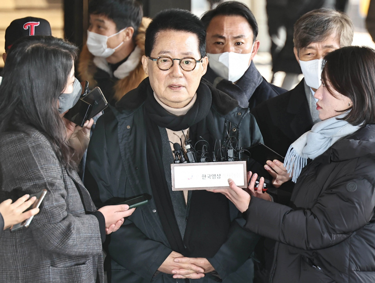 박지원 전 국가정보원장이 12시간의 검찰 조사를 마치고 나와 취재진의 질문에 답하고 있다.[박지원측 제공]