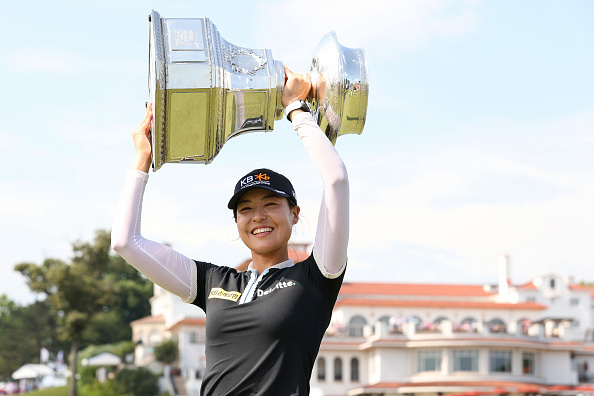 전인지가 KPMG 위민스 PGA 우승컵을 들어올리는 모습./게티이미지