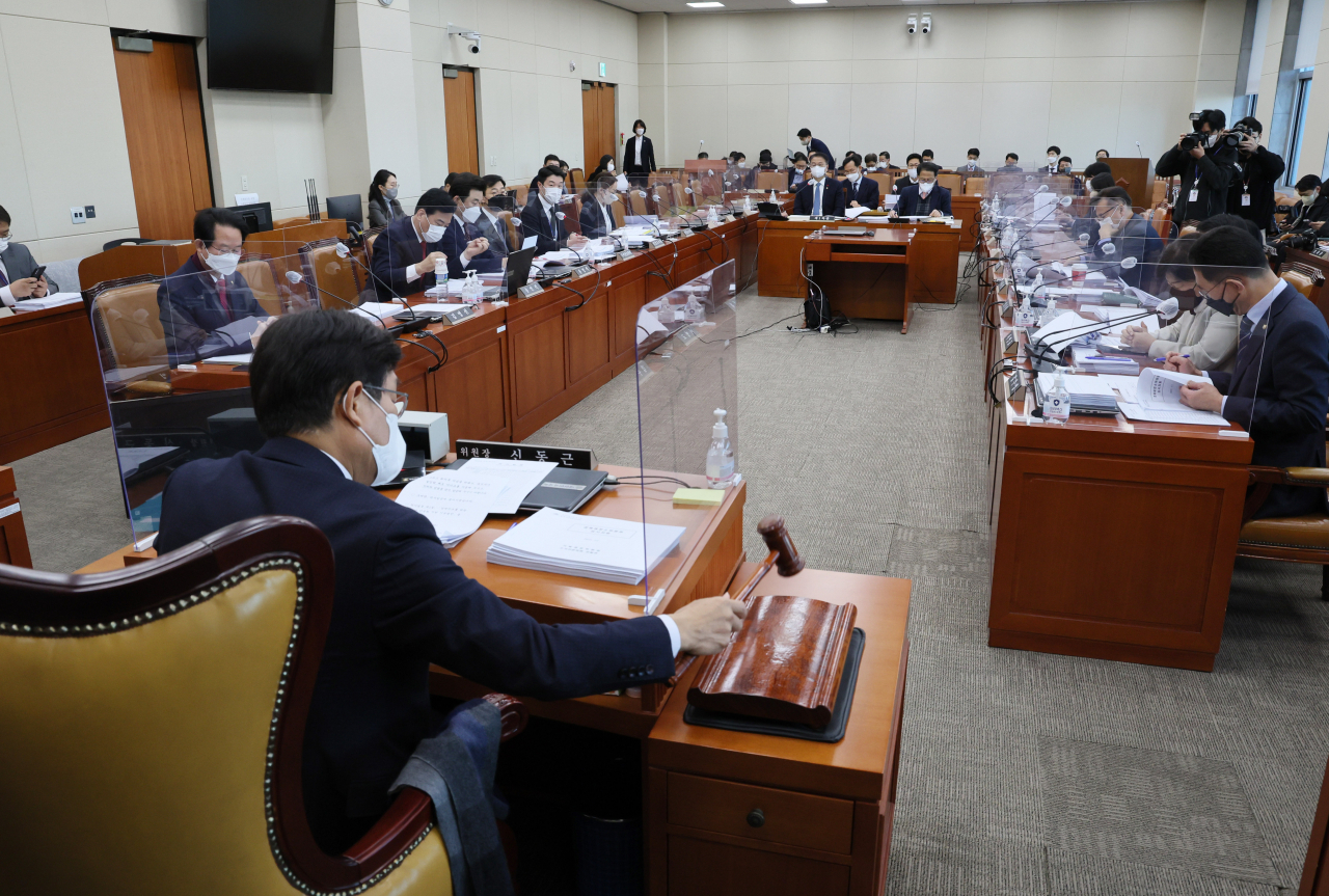 5일 오전 국회에서 열린 기획재정위원회 경제재정소위원회에서 신동근 위원장이 의사봉을 두드리고 있다. [연합]