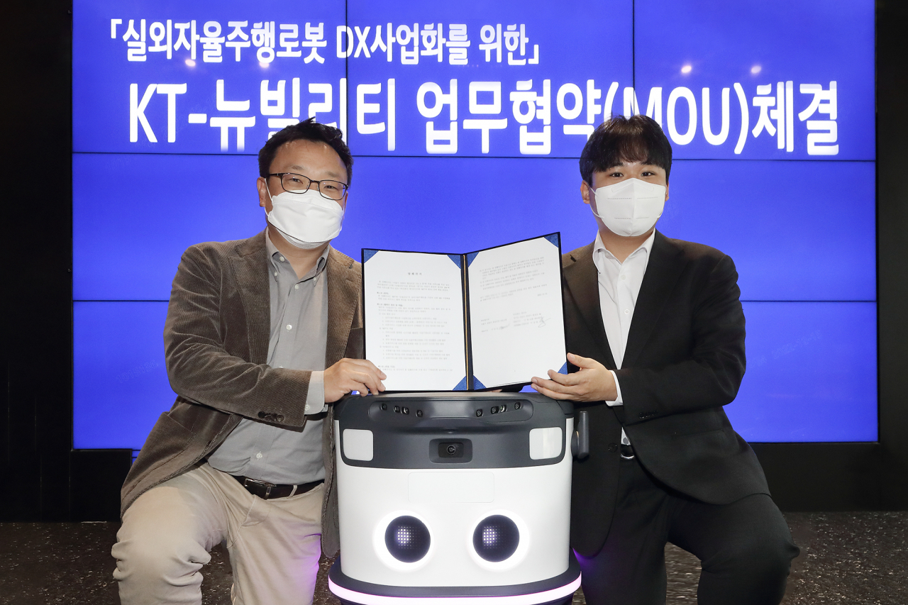 이상호 KT AI Robot사업단장(왼쪽)과 이상민 뉴빌리티 대표가 기념사진 촬영하는 모습 [KT 제공]