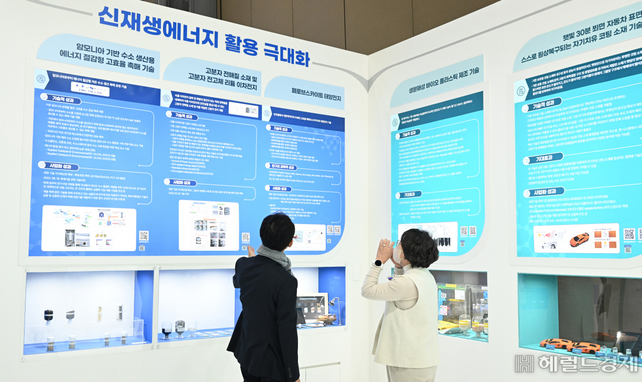 2022 대한민국 과학기술대전이 15일 경기도 고양시 킨텍스 전시관에서 열려 관람객들이 부스를 살펴보고 있다. 고양=임세준 기자