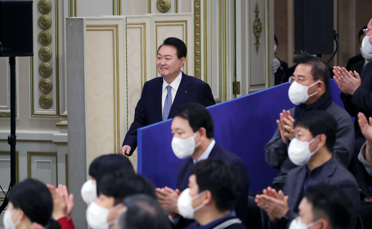 윤석열 대통령이 15일 서울 청와대 영빈관에서 열린 제1차 국정과제 점검회의에 입장하고 있다. [연합]