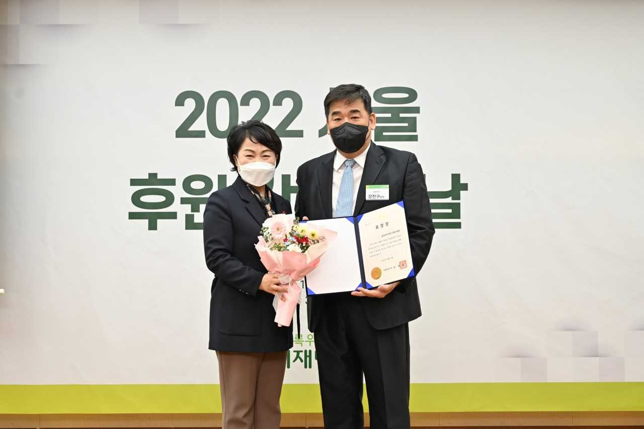 금호타이어가 15일 초록우산어린이재단의 ‘2022년 후원 감사의 날’ 행사에서 서울특별시장 표창을 수상했다. (왼쪽부터) 김선순 서울시 여성가족정책실장과 강진구 금호타이어 경영지원팀장이 표창장을 들고 포즈를 취하고 있다. [금호타이어 제공]