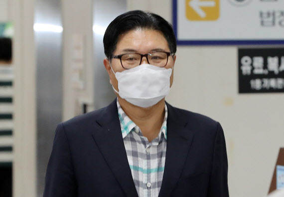 수십억 원대 횡령·배임과 뇌물 혐의로 재판에 넘겨진 홍문종 전 의원이 지난 9월1일 항소심 선고 공판에 출석하기 위해 서울 서초구 서울고등법원에 출석하고 있다. [연합]