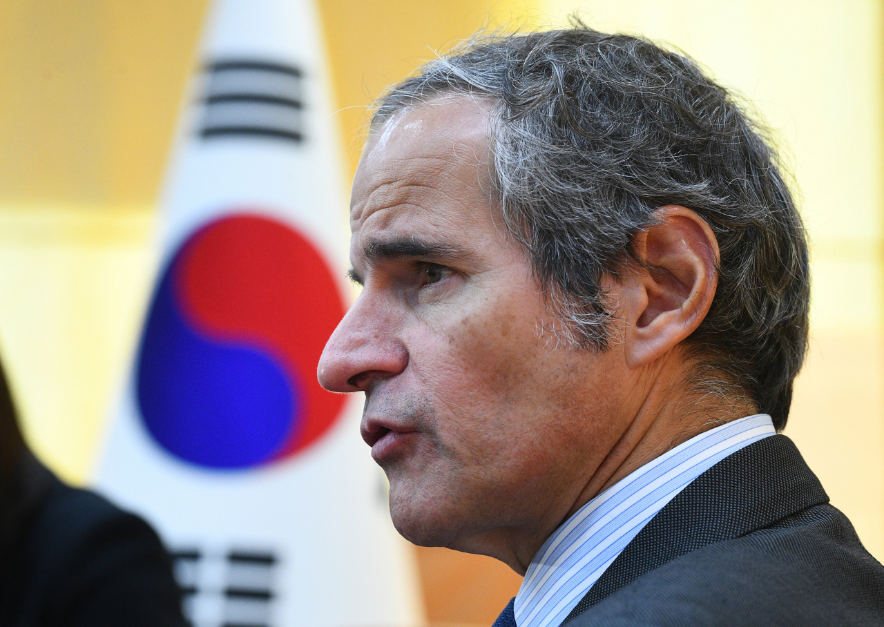 라파엘 그로시 국제원자력기구(IAEA) 사무총장이 16일 오전 서울 종로구 외교부 청사에서 취재진과 인터뷰를 하고 있다. [연합]