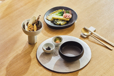 해비치호텔앤드리조트내 한식당 수운의 ‘선한 테이블’에 마련된 정관스님의 음식. 주전부리(부각), 겨울 모듬전(배추전, 무전, 비트연근전, 미역전, 도토리묵전), 흑임자 깨죽으로 구성됐다. [해비치호텔앤드리조트 제공]