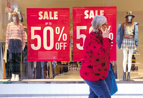 지난 11월 쇼핑 대목에도 불구하고 미국과 중국의 소비자들이 지갑을 닫았다. 양국의 11월 소매 판매가 모두 시장전망치보다 낮게 나왔다. 미국은 전월보다 0.6% 감소해 11개월 만에 최대폭 감소를 기록했고, 중국은 작년 동월 대비 5.9%가 줄어 2개월 연속 마이너스를 나타냈다. 사진은 15일(현지시간) 미 캘리포니아 샌프란시스코에서 커다란 할인 광고판이 붙은 한 의류 매장 앞을 지나는 시민의 모습이다. [AFP]