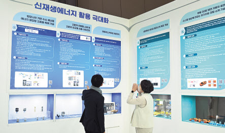 2022 대한민국 과학기술대전이 지난 15일 경기도 고양시 킨텍스 전시관에서 열려 관람객들이 한국화학연구원 부스를 살펴보고 있다. 고양=임세준 기자