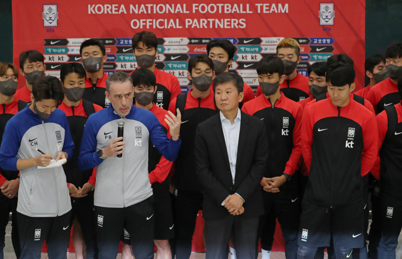 7일 오후 인천국제공항을 통해 귀국한 한국 축구대표팀의 환영 행사에서 벤투 감독이 인사말을 하고 있다. 임세준 기자