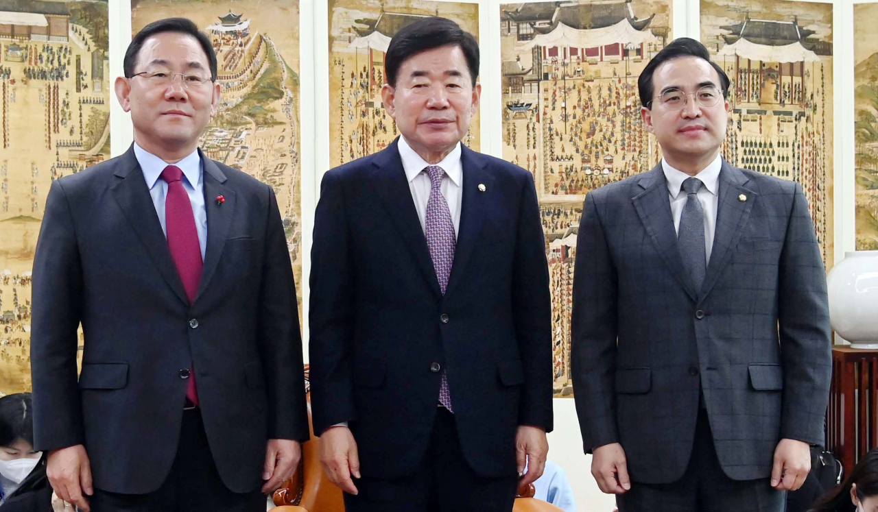 김진표 국회의장이 16일 오후 국회 의장실에서 열린 내년도 예산안 협상을 위한 여야 원내대표 회동에서 여야 원내대표와 함께 기념촬영을 하고 있다. 오른쪽부터 더불어민주당 박홍근 원내대표, 김 의장, 국민의힘 주호영 원내대표. 이상섭 기자