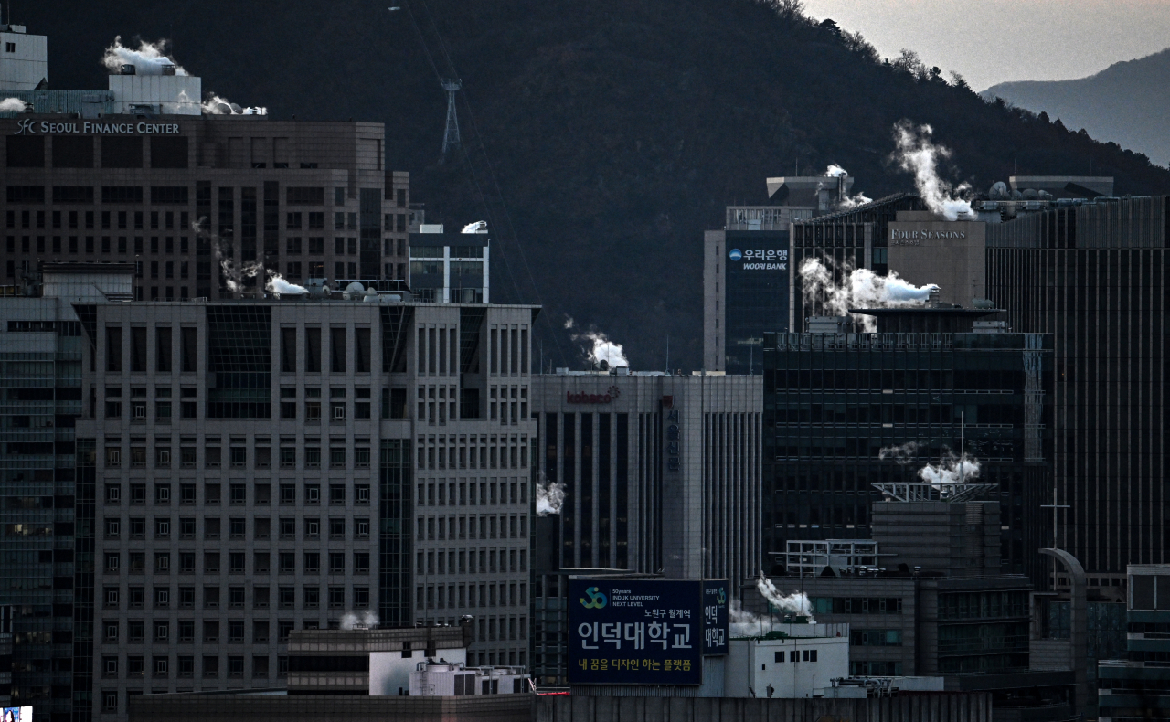 서울 등 대부분 지역에 한파특보가 발효된 30일 서울 종로구 북악산에서 바라본 서울 도심 일대 빌딩에 수증기가 피어오르고 있다. 임세준 기자
