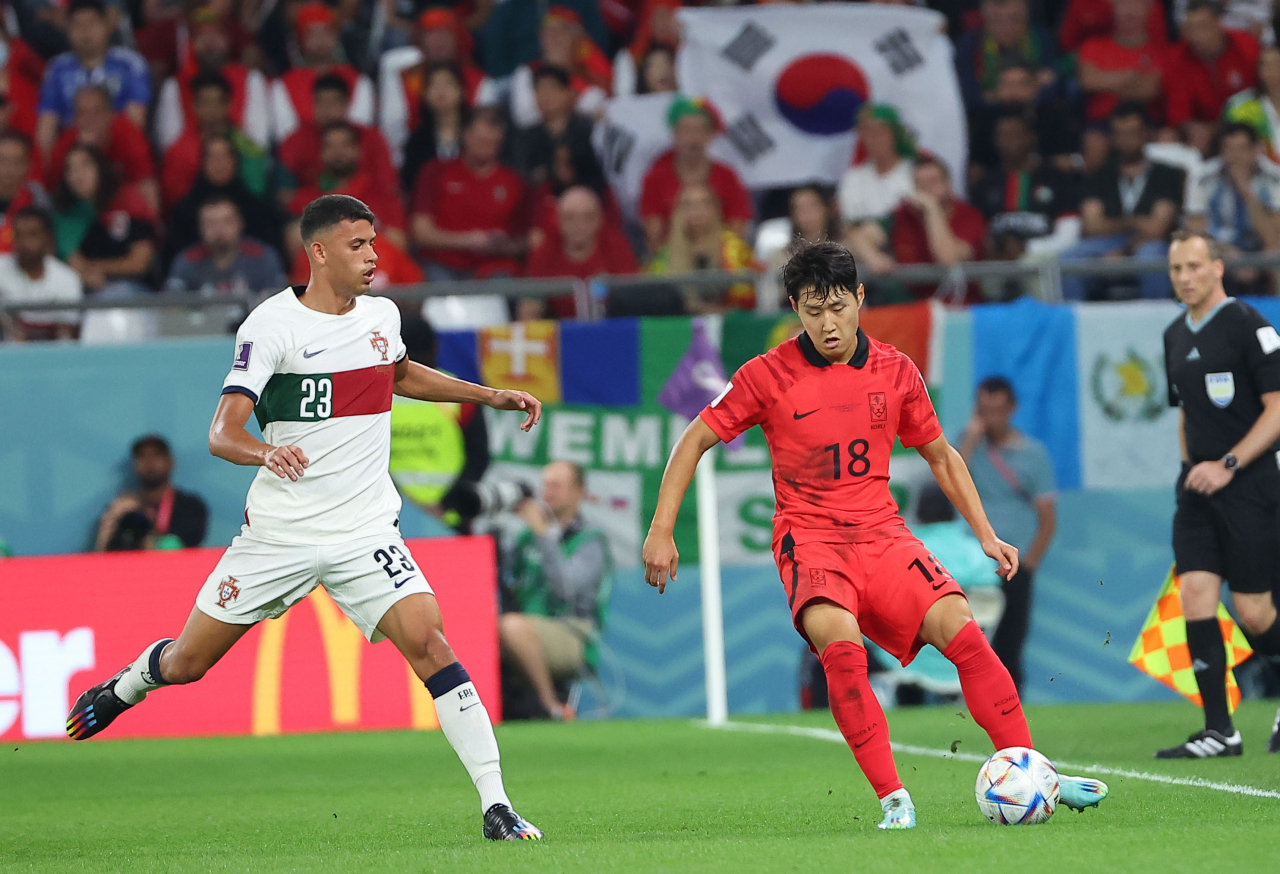 3일 오전(한국시간) 카타르 알라이얀의 에듀케이션 시티 스타디움에서 열린 2022 카타르 월드컵 조별리그 H조 3차전 대한민국과 포르투갈 경기. 이강인이 공을 따내고 있다.[연합]
