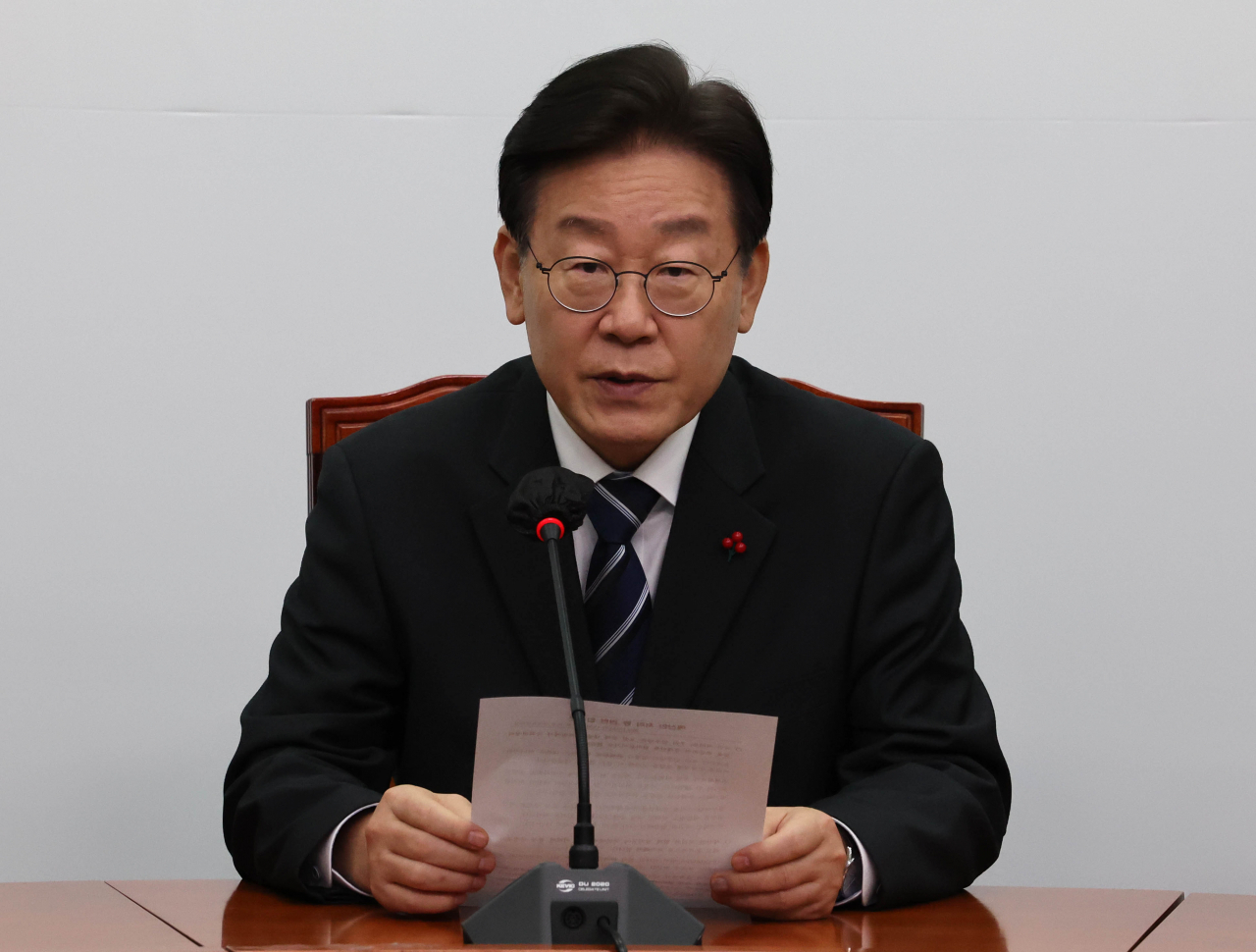 15일 오후 서울 여의도 국회에서 이재명 더불어민주당 대표가 발언하고 있다.[연합]