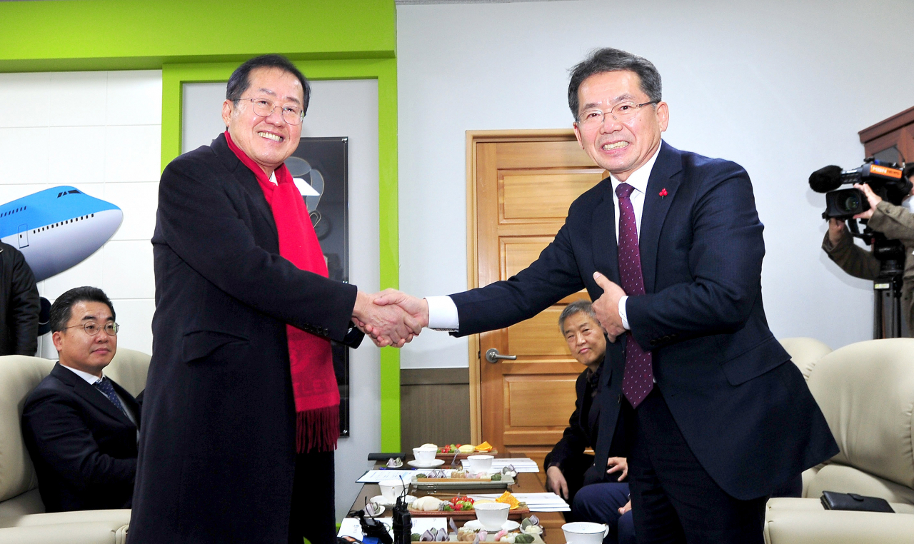 홍준표 대구시장(왼쪽)과 김진열 군위군수가 악수를 하고 있다.[군위군 제공]