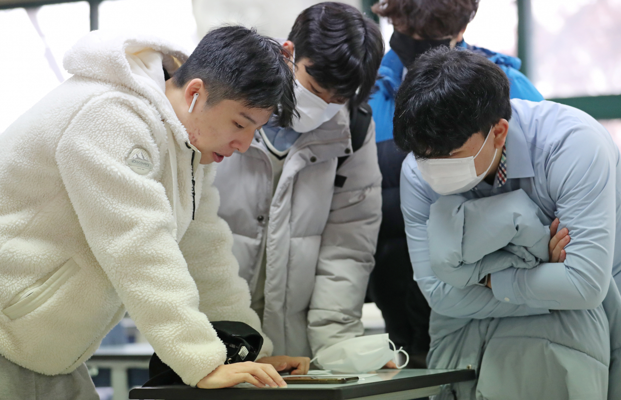 수능 성적 발표일인 9일 종로구 경복고등학교에서 수험생들이 성적표를 보고 있다.[연합]