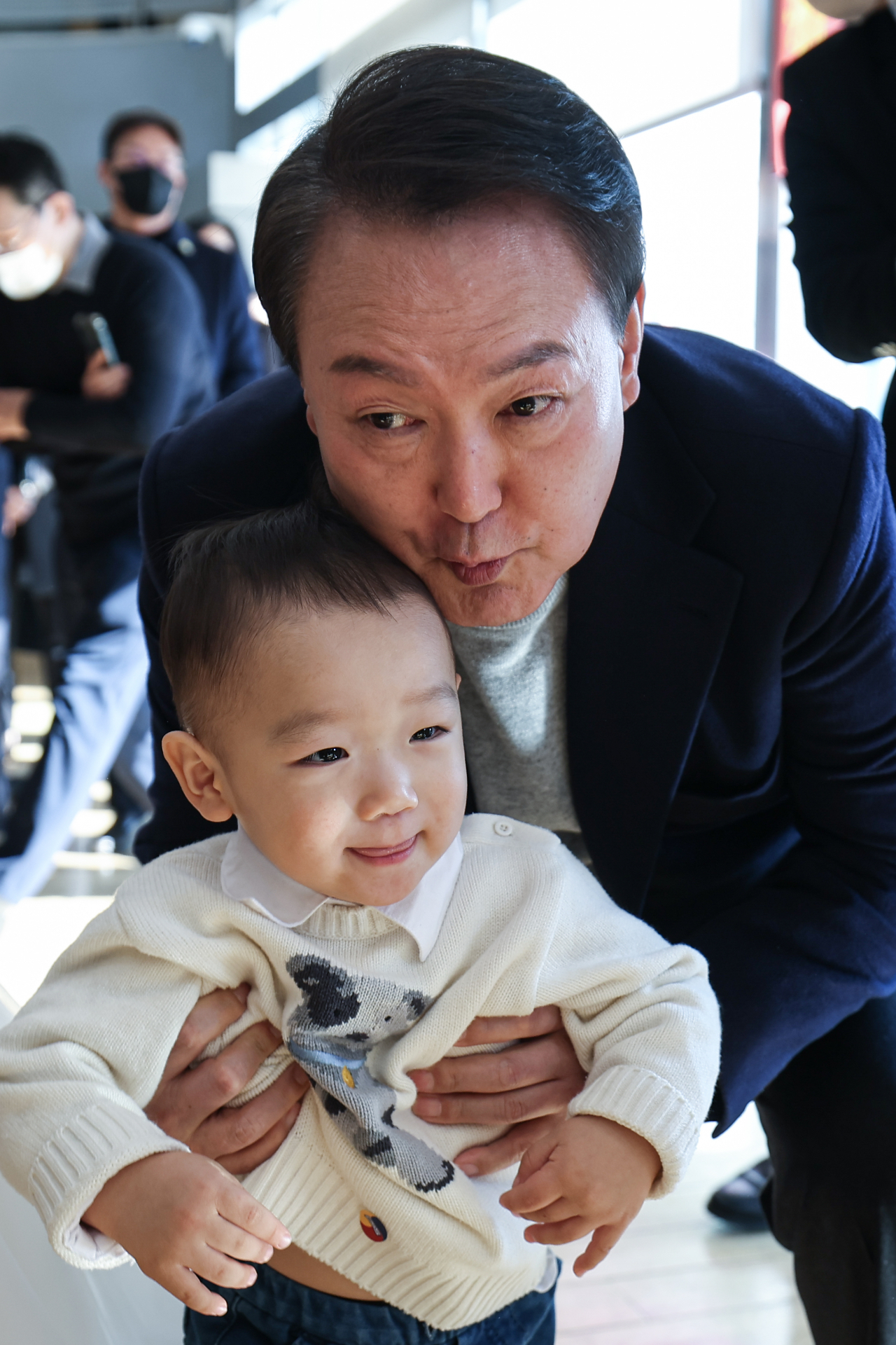 윤석열 대통령이 17일 서울 서초동 아크로비스타 사저를 찾아 주민들에게 감사 인사를 전한 뒤 한 어린이와 기념촬영을 하고 있다. [연합]