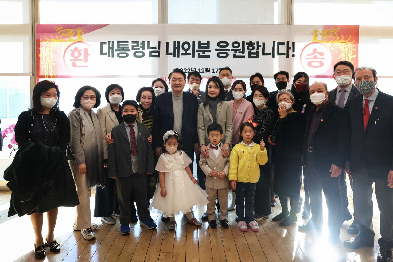 윤석열 대통령이 17일 서울 서초동 아크로비스타 사저를 찾아 주민들에게 감사 인사를 전한 뒤 기념촬영을 했다. 서초동 사저를 찾은 윤석열 대통령 부부(가운데)와 시민들. [연합]