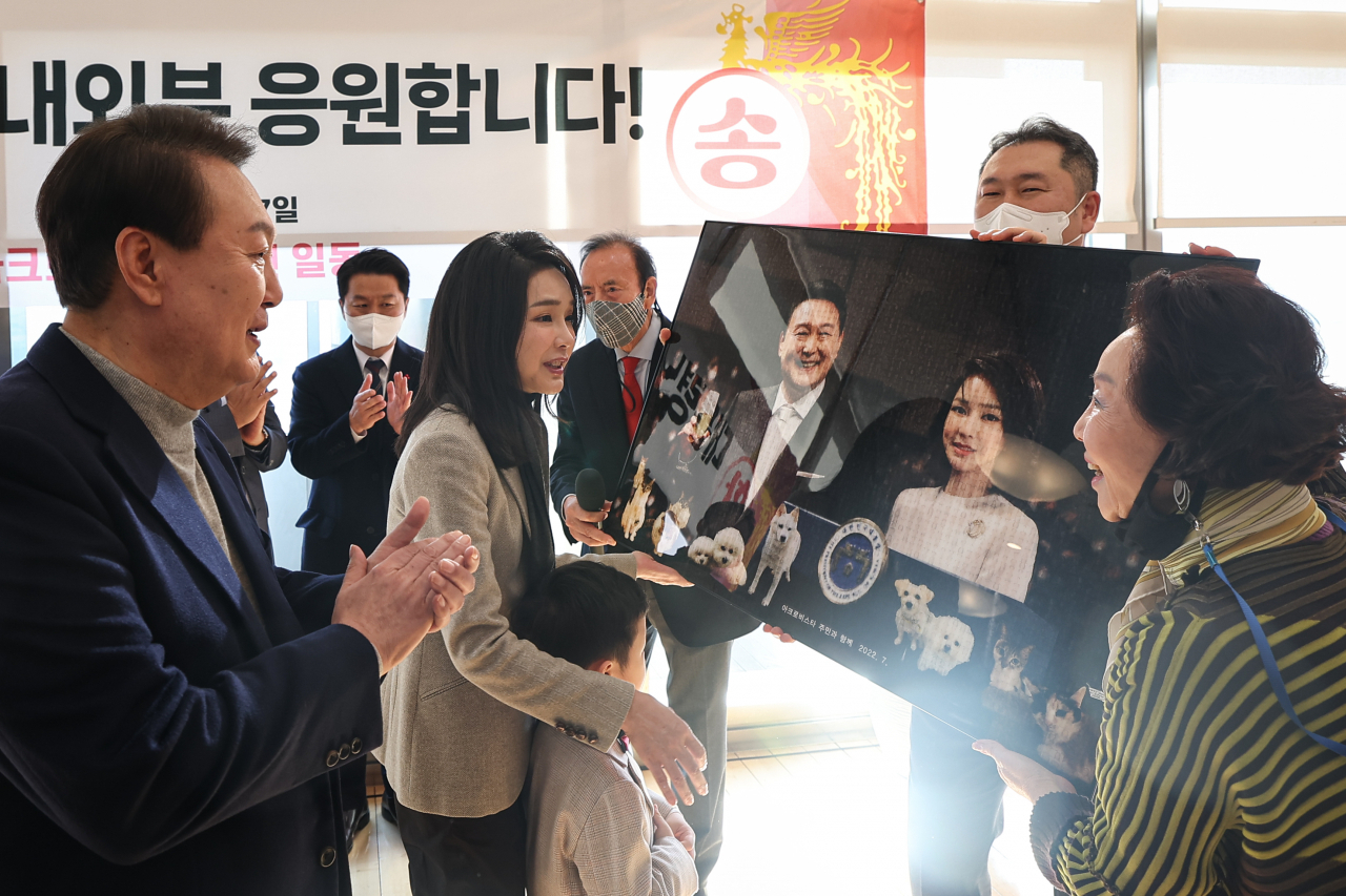 서초동 사저를 찾은 윤석열 대통령 부부에게 시민들이 선물을 전달했다. 윤 대통령 내외와 시민들. [연합]