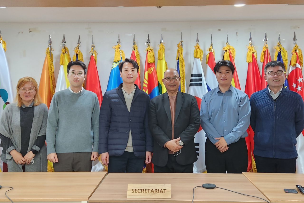 우리금융그룹(회장 손태승)은 서울시 영등포구 산림비전센터에서 지속가능한 산림 관리를 위해 아시아산림협력기구와 ‘레드플러스(이하 REDD+)’ 본사업 추진방안에 대해 구체적 논의를 진행했다. 아시아산림협력기구과 우리금융지주 ESG경영부 직원들이 기념촬영을 하고 있다.