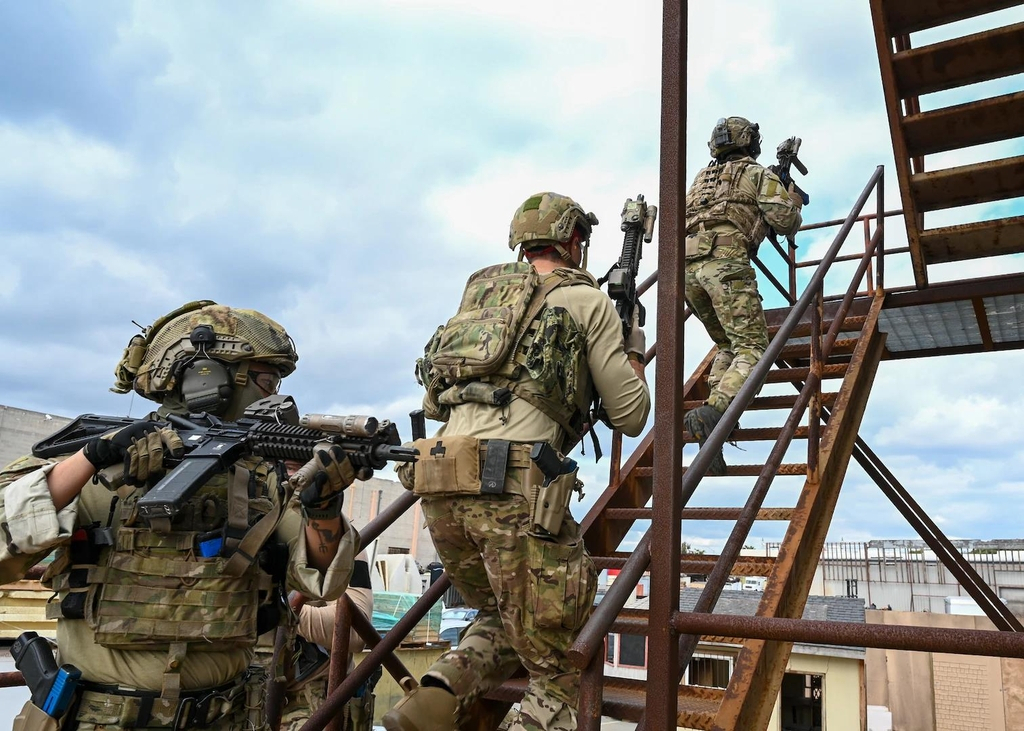 South Korean and U.S. Navy SEALs enter a building during their countries' bilateral training exercise. (US Indo-Pacific Command)