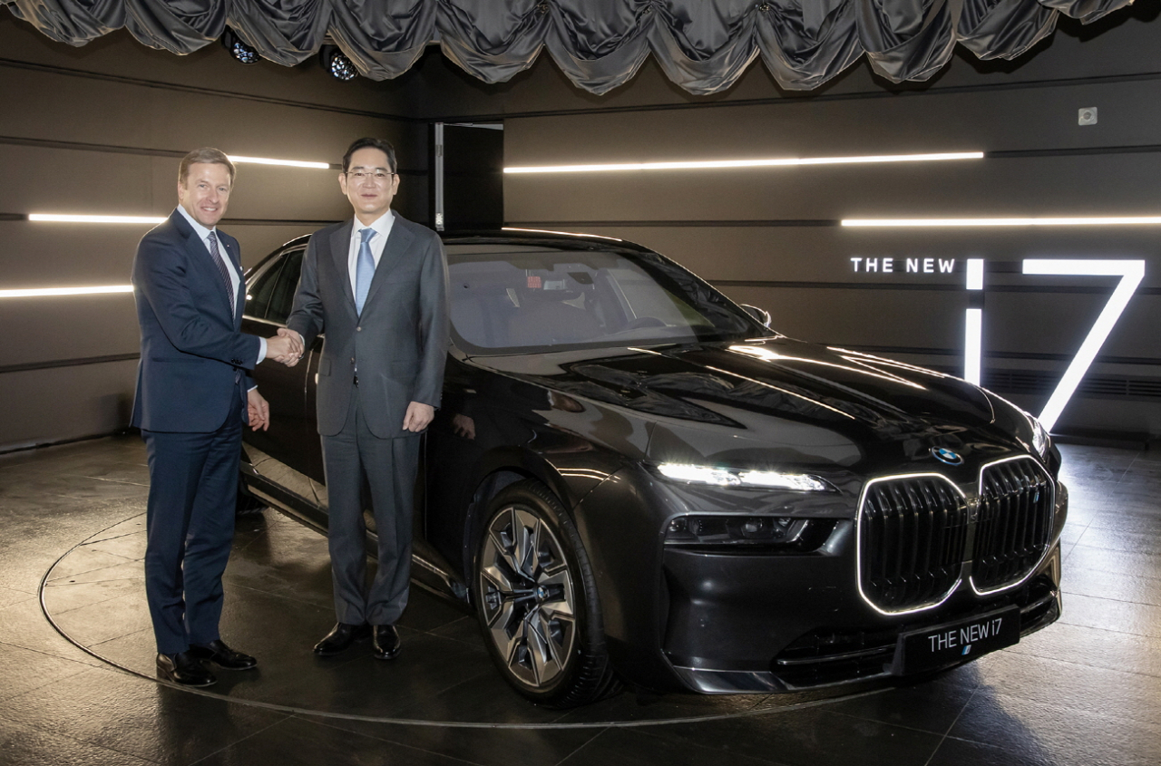 이재용(오른쪽) 삼성전자 회장이 인천 영종도 BMW 드라이빙 센터에서 올리버 집세 BMW CEO와 협력 강화를 논의하고 최신 전기차 ‘뉴 i7’ 등을 살펴봤다. [삼성전자 제공]
