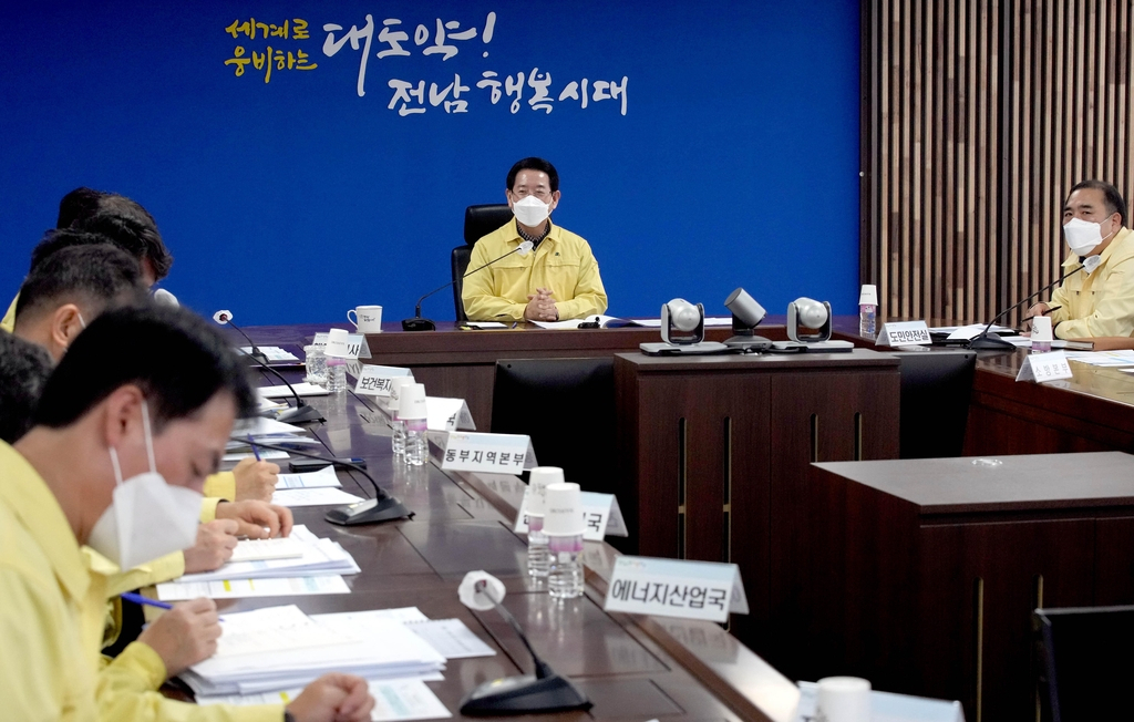 김영록 전남지사는 18일 도 재난상황실에서 대설·강풍 대처 사항 점검 회의를 개최했다.