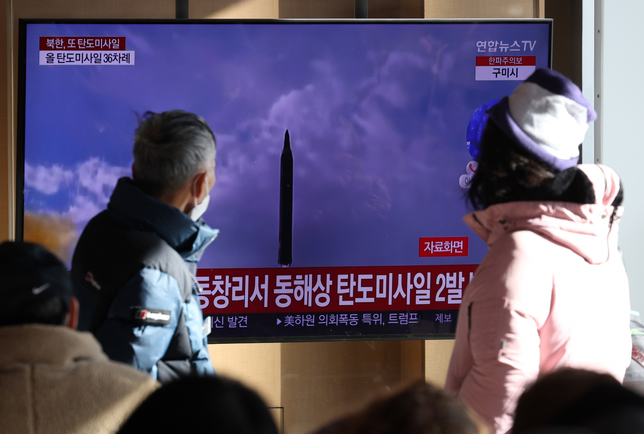 지난 18일 오후 서울역 대합실에서 시민들이 북한 탄도미사일 발사 소식을 전하는 뉴스를 시청하고 있다. 합참에 따르면 북한은 이날 오전 평안북도 동창리 일대에서 동해상으로 탄도미사일 2발을 발사했다. [연합]