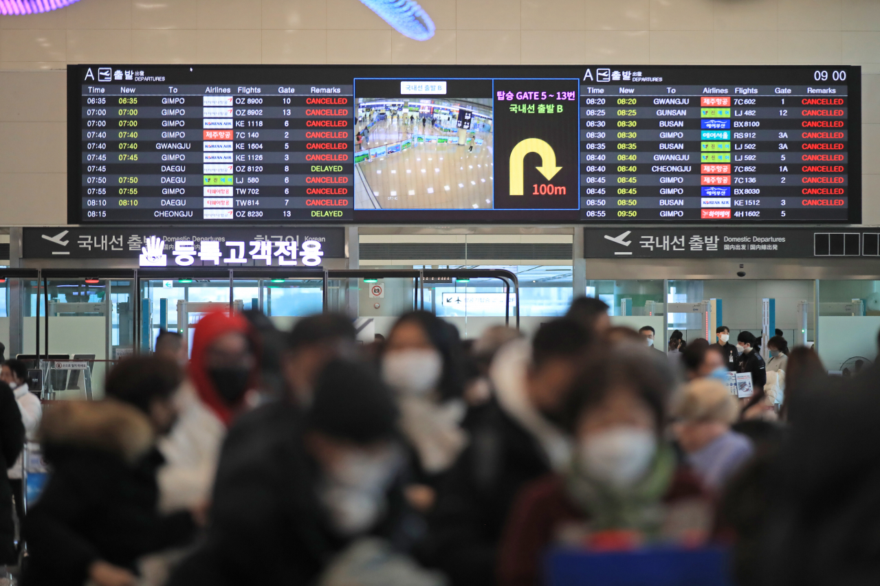 18일 오전 제주도에 대설특보가 내려진 가운데 제주국제공항 출발층이 항공편을 기다리는 승객들로 크게 붐비고 있다. [연합]