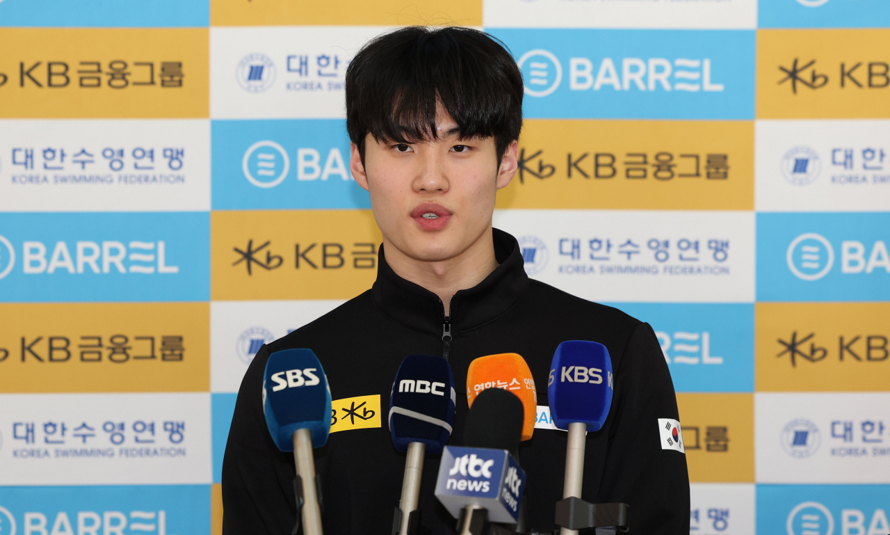 지난 9일 수영 국가대표 황선우가 인천국제공항 1터미널에서 제16회 FINA 쇼트코스(25m) 세계수영선수권대회에 출전하기 위해 출국하며 인터뷰를 하고 있다(사진은 기사 내용과 관련 없음). [연합]