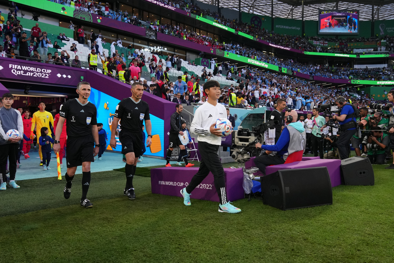 기아 OMBC로 선발된 글로벌 축구 유망주가 경기장에 입장하고 있다. [기아 제공]