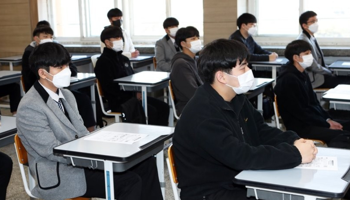 지난 3월 전라북도 한 학교 학생들이 마스크를 쓰고 학교 생활 안내를 받고 있다. [연합]