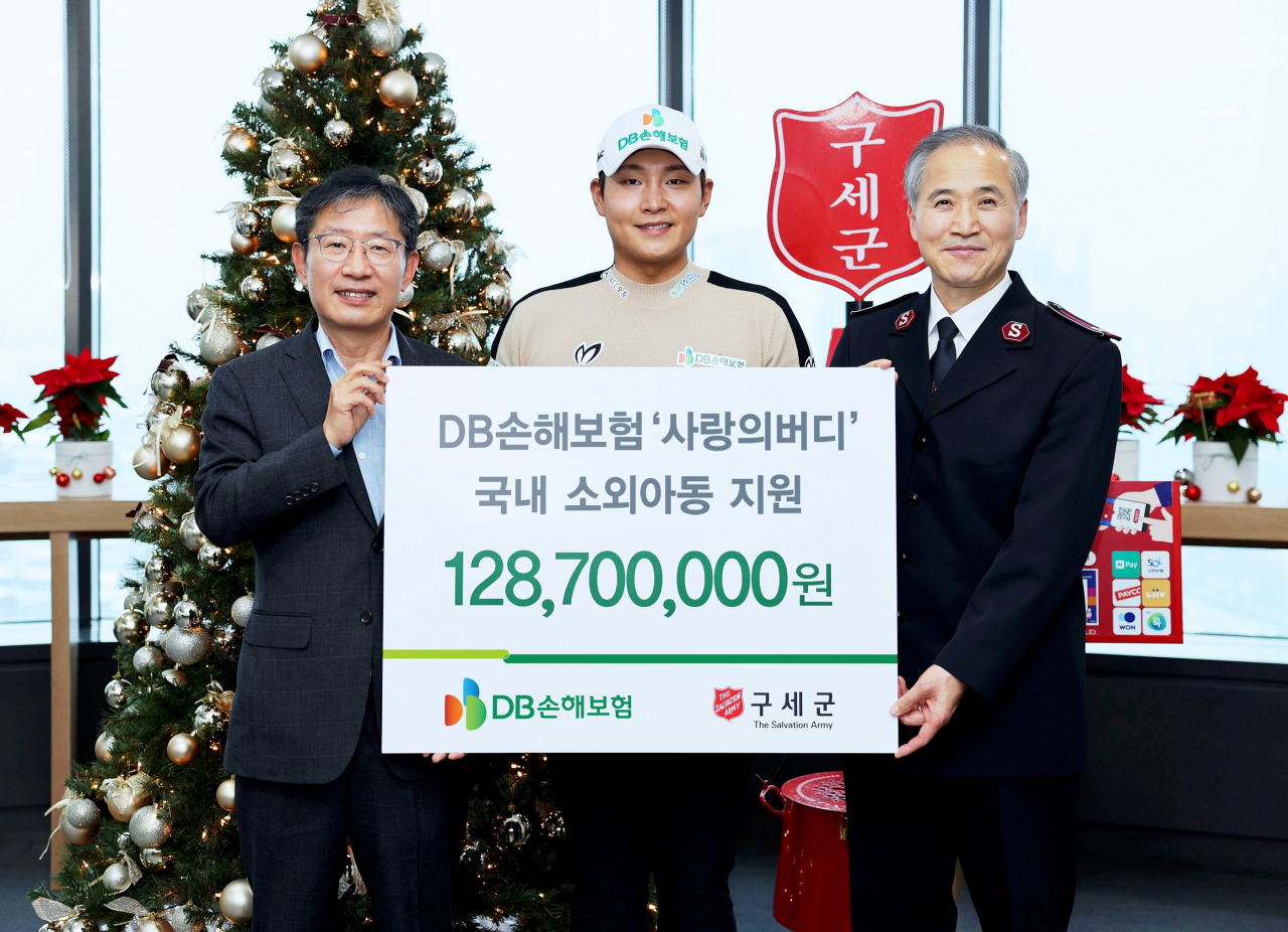 DB손해보험 박제광 부사장(왼쪽)이 지난 15일 서울 구세군 빌딩에서 서요섭 프로(오른쪽), 한국구세군 김병윤 서기장관과 함께 'DB손해보험 프로미 오픈 사랑의 버디' 기부금 전달식을 갖고 기념촬영을 하고있다. [DB손해보험 제공]