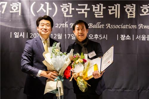박재홍 한국발레협회장(왼쪽)·유병헌 유니버설발레단 예술감독 [한국발레협회 제공]