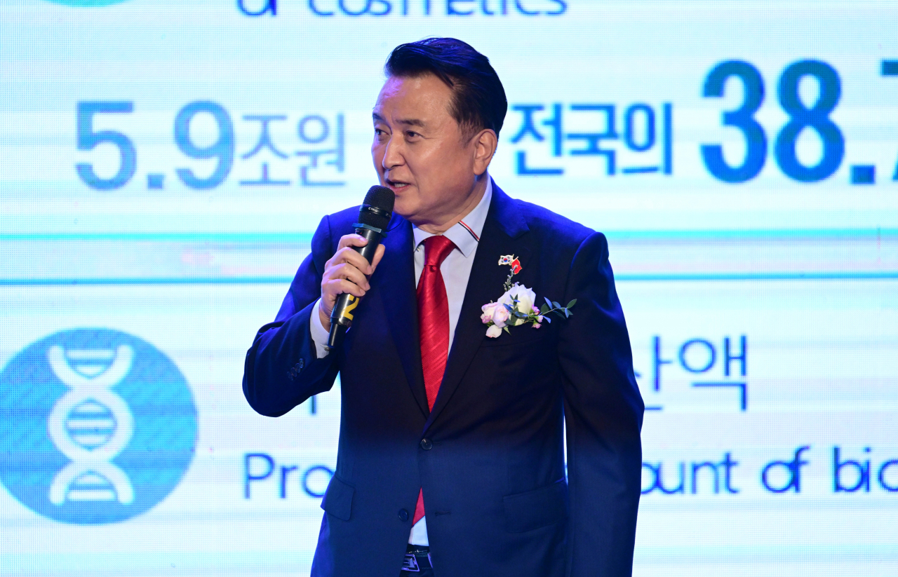 김영환 충북 지사가 지난 16일 베트남 하노이에서 개최된 ‘한·베 경제협력포럼 2022’에서 특별연설을 하고 있다. [하노이=박해묵 기자]