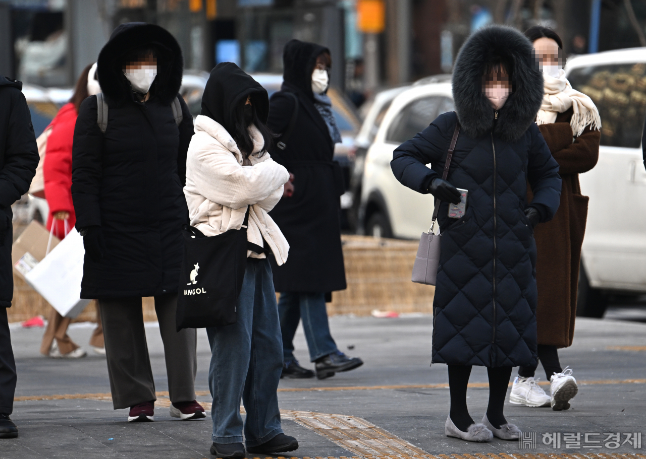 연일 한파가 이어지고 있는 가운데 지난달 19일 서울 종로구 광화문사거리에서 시민들이 한파에 대비해 두꺼운 외투를 입고 거리를 지나고 있다. 임세준 기자