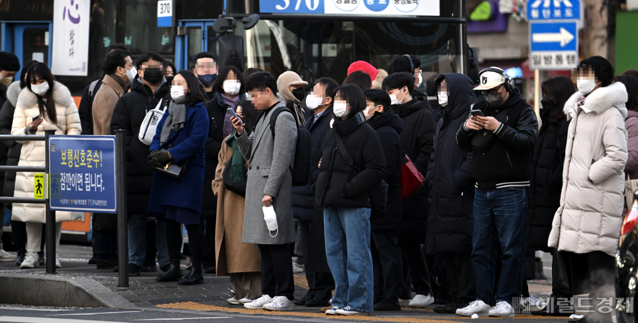 연일 한파가 이어지고 있는 가운데 19일 서울 종로구 광화문사거리에서 시민들이 한파에 대비해 두꺼운 외투를 입고 거리를 지나고 있다. 임세준 기자
