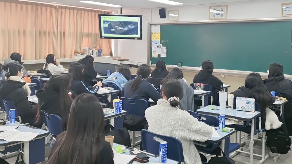 지난 12일 서울시 서초구에 위치한 세화여자중학교 학생들이 흥국금융계열사가 제공한 금융 교육 강의를 시청하는 모습. [흥국생명 제공]
