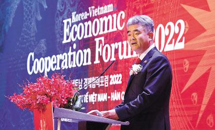 정원주 (주)헤럴드 회장이 16일 베트남 하노이에서 열린 한-베트남 수교 30주년 기념 경제협력포럼에서 축사를 하고 있다. 하노이=박해묵 기자