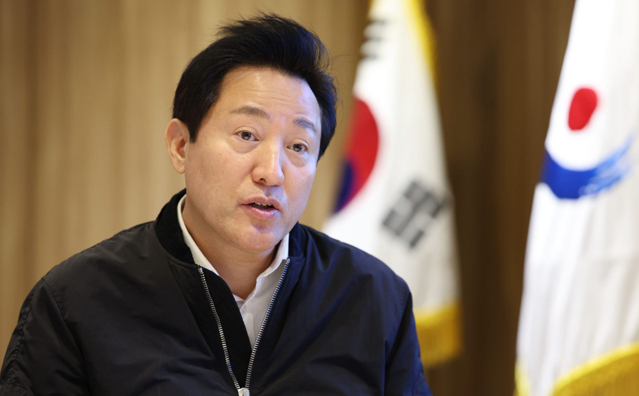 오세훈 서울시장이 서울시청 집무실에서 연합뉴스와 인터뷰를 하고 있다. 연합뉴스