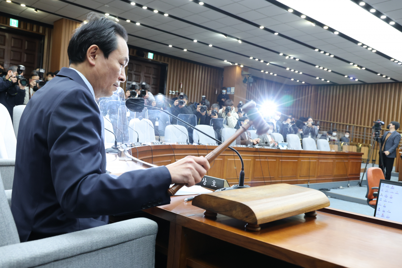 19일 국회에서 열린 '이태원 참사' 국정조사 특별위원회 전체회의에서 우상호 위원장이 국민의힘 의원들이 불참한 가운데 의사봉을 두드리고 있다. 연합뉴스