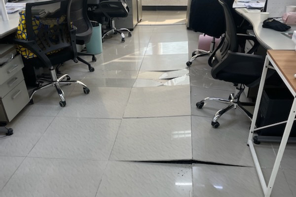 19일 오전 건물 무너짐 신고가 들어온 광주 서구 치평동 한 사무실에서 바닥이 들떠 있다. 연합뉴스