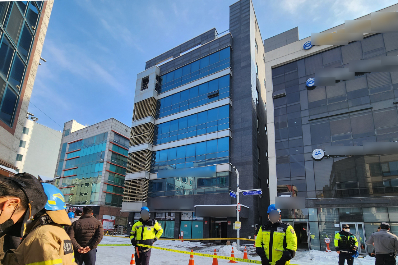 19일 오전 광주 서구 한 빌딩에서 건물 균열이 생겼다는 신고가 접수돼 관계 당국이 출입을 통제하고 경위를 조사하고 있다. 연합뉴스