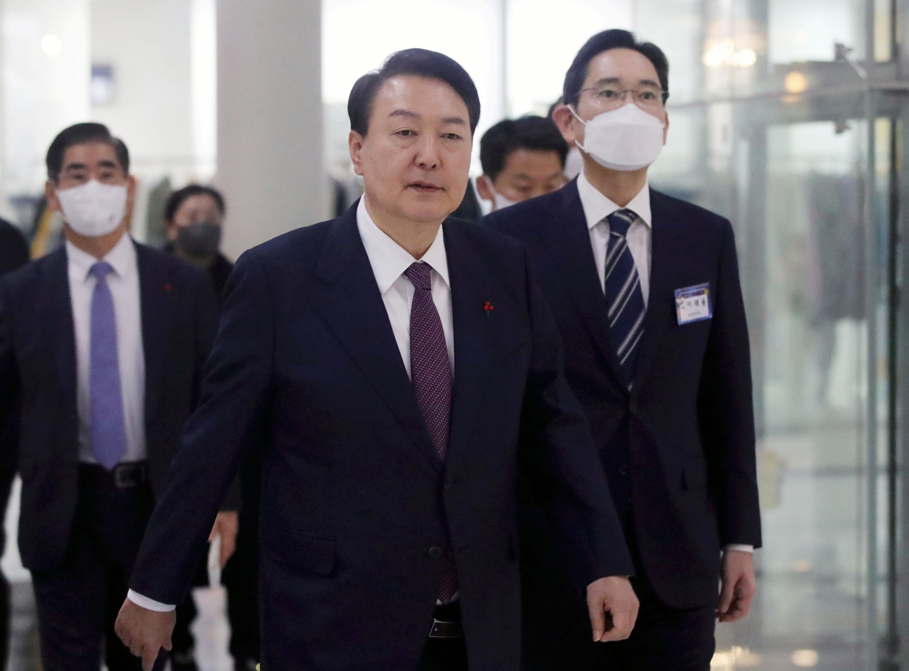 윤석열 대통령이 16일 오전 경기도 성남시 한국잡월드에서 열린 국제기능올림픽 선수단 격려 오찬 참석에 앞서 이재용 삼성전자 회장 등과 함께 청소년 직업체험관 우주센터 부스를 둘러보고 있다. [연합]