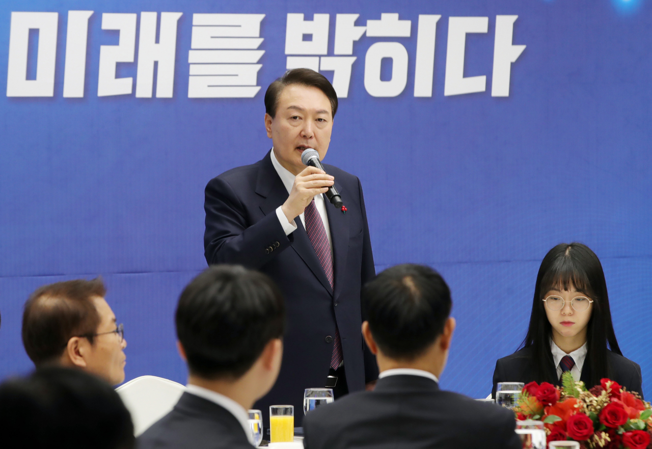 윤석열 대통령이 16일 경기도 성남시 한국잡월드에서 열린 국제기능올림픽 선수단 격려 오찬에서 발언을 하고 있다.[연합]