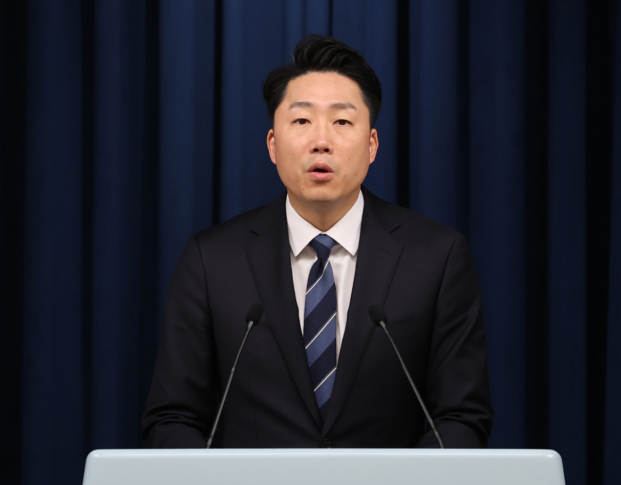 이재명 대통령실 부대변인이 19일 오후 서울 용산 대통령실 청사에서 윤석열 대통령의 국무총리 주례회동 발언 등 현안에 대해 브리핑하고 있다. [연합]