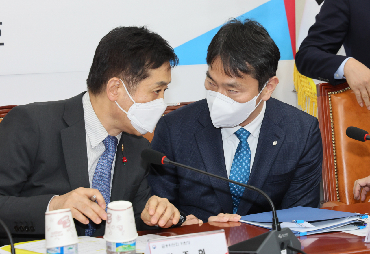 지난 6일 서울 여의도 국회에서 열린 서민 취약계층 금융부담 완화대책 협의회에서 김주현(왼쪽) 금융위원장과 이복현 금융감독원장이 대화하고 있다. [연합]
